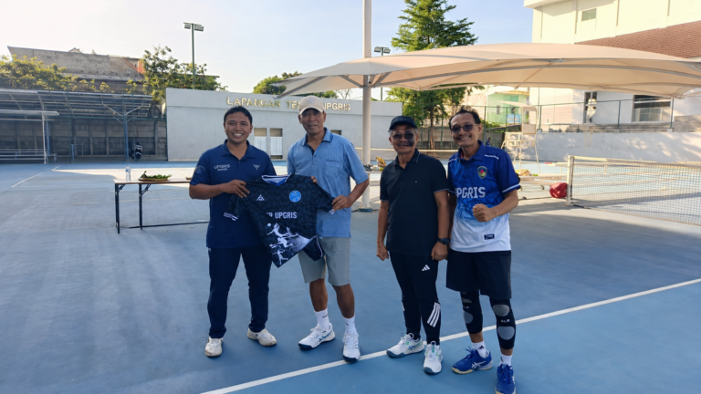 Sebelum Sampaikan Orasi Ilmiah, Wamendiktisaintek RI Bermain Tenis Bersama Sivitas Akademika PJKR UPGRIS